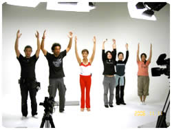 背中を引き下ろすエクササイズにはスタッフ全員が参加！？