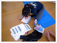 熱心にメモを取る