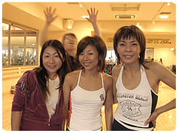 和田野広美インストラクター・田中陽子インストラクターと。後でバンザイしているのはＧジムの亀川トレーナーです。