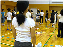 肩をあげて、、、背中を引き摺り下ろす